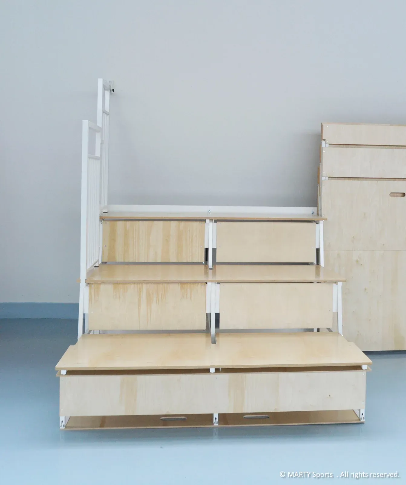 Tribune murale relevable – module standard 2m00 – 3 rangs