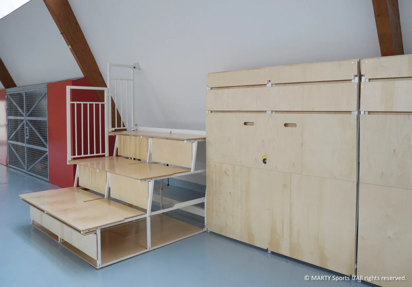 Tribune murale relevable – module standard 2m00 – 3 rangs – Image 2